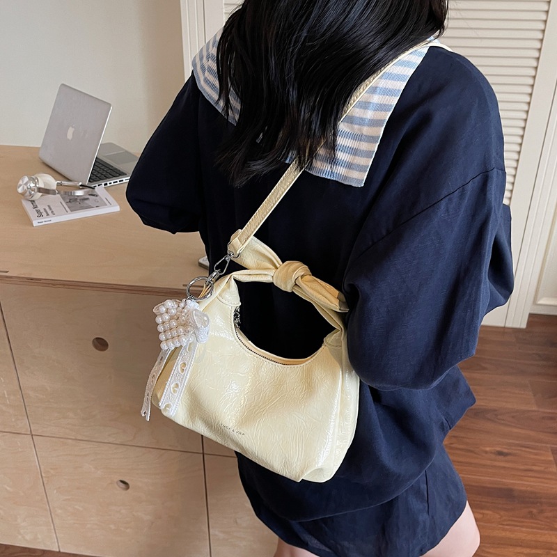 Bolso de alta calidad con textura 2025 verano nuevo estilo bolso femenino moda patrón de agarre de mano bolso de mensajero con letras de todo fósforo