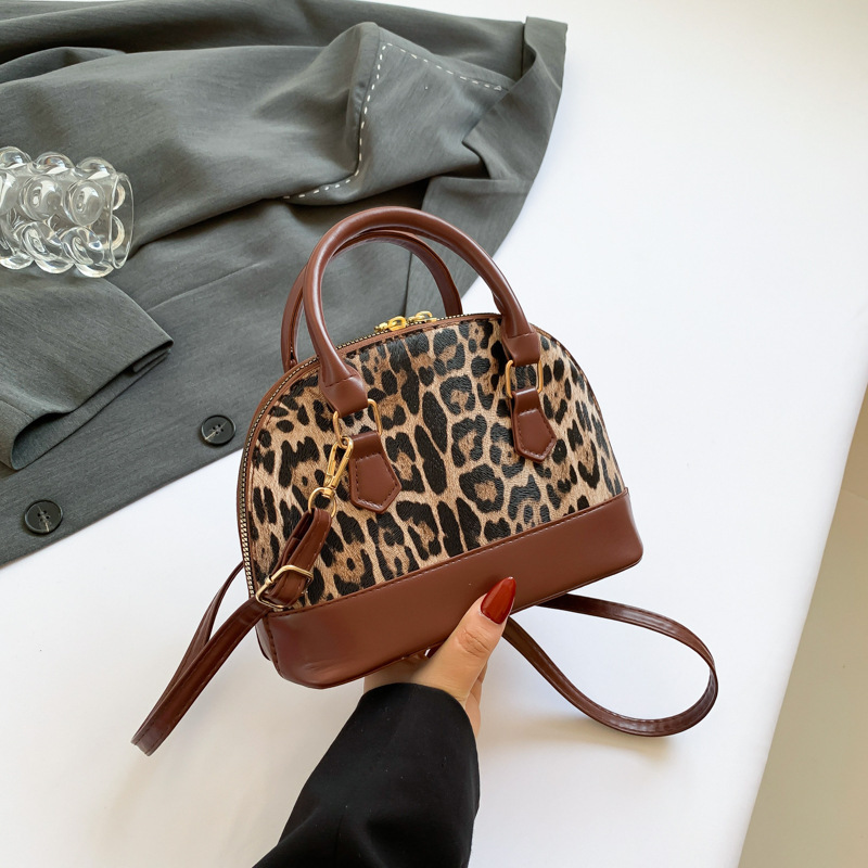 Tendencia simple de moda bolso de hombro de verano 2024 nuevo estilo simple de moda conchas bolso de estilo casual de moda mochila