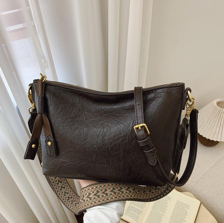 Bolsa de alta sensación de comercio exterior para mujeres 2025 nueva moda simple bolso de hombro de viaje casual bolso de cubo de agua