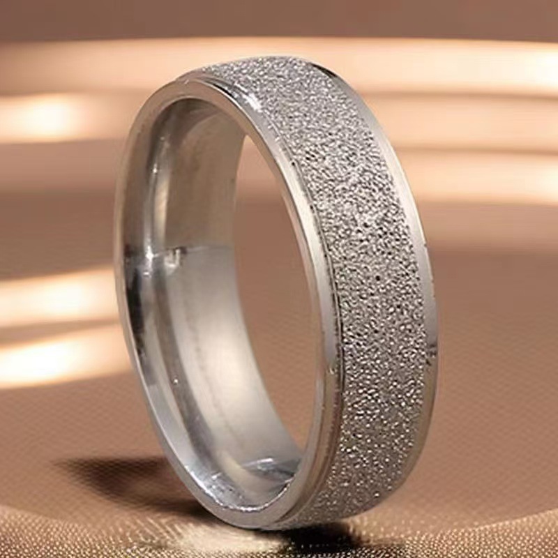 Anillo de acero de titanio de acero inoxidable nicho al por mayor femenino de alto grado de lujo ligero todo-Match Girl anillo femenino ins estilo anillo liso