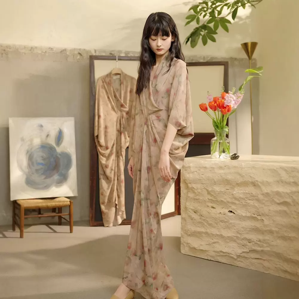 一件代发2025国风柔雾粉不对称花苞型苎麻印花V领连衣裙B0122