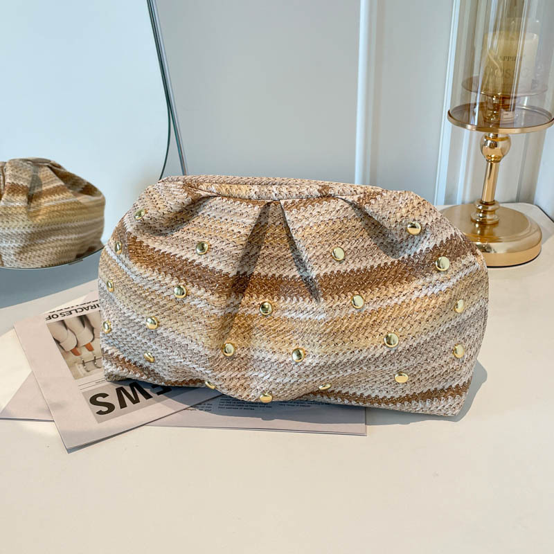 Verano nuevo temperamento versátil simple plegado estilo estilo extranjero alto sentido de nicho sentido de diseño bolso de mano ligero para mujeres