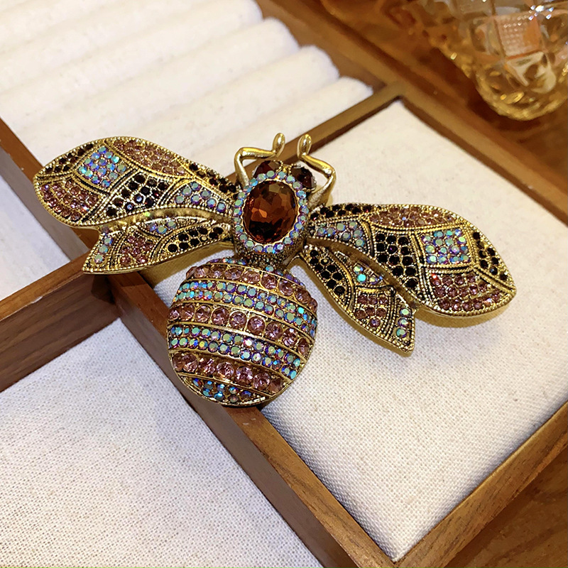 Broche vintage medieval temperamento retro flores de abejas de caballo de corte europea y americana lujo ligero joyas de alta calidad
