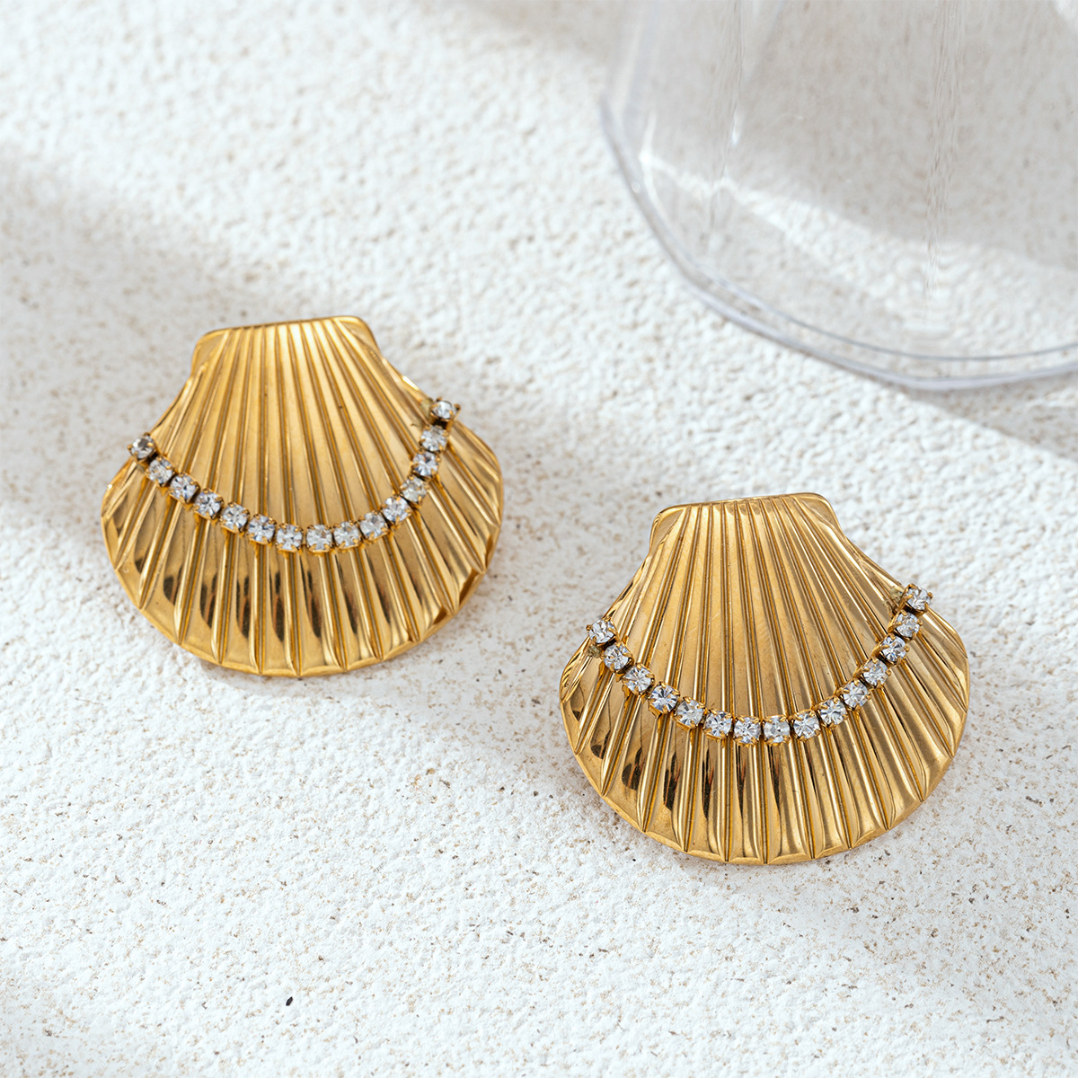 Collar de acero inoxidable de lujo ligero y nicho de conchas de marinería de piedra incrustada en pendientes de arena oceánica de venta transfronteriza para mujeres