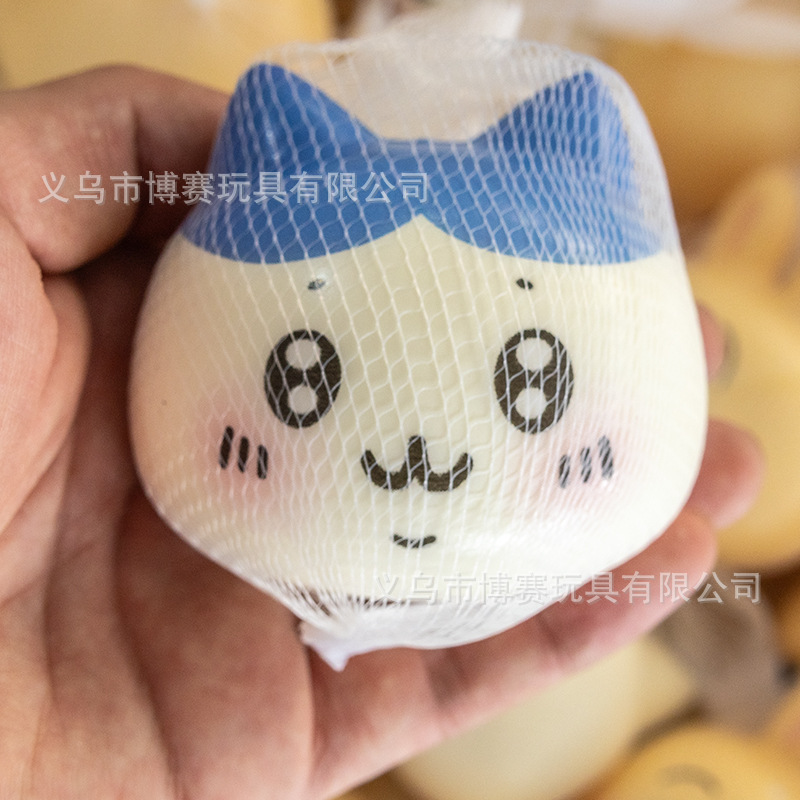 吉伊卡わぁchiiawaは子供のおもちゃをつまんでゆっくりと弾きます。|undefined