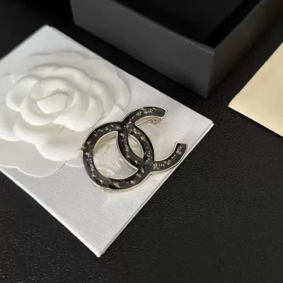 Classic Chanel-Style High-End Gold-Plated Yaxa sancaqları - glazed-black-letter-brooch