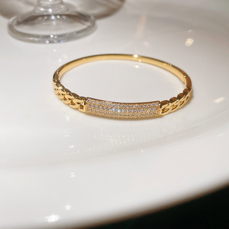 Pulsera Abierta con Letras Incrustadas de Diamantes y Baño de Oro Real, Pulsera Versátil de Nicho, Nuevo Modelo 2026, Joyería de Lujo Ligero de Alta Gama para Mujer