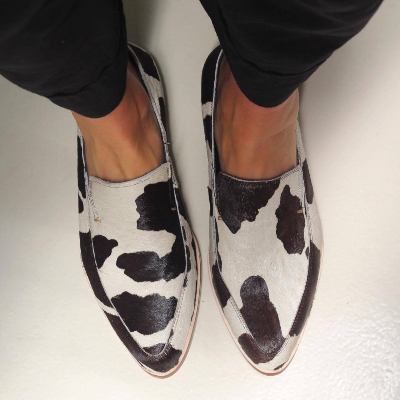 跨境外贸款2025年春秋季新品尖头40-43浅口奶牛纹大码休闲单鞋女