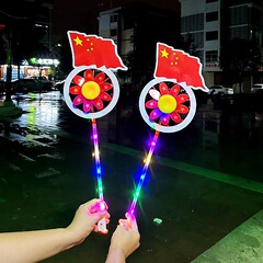 国慶節の新型の光る紅旗の風車の国旗の運動会の活動は光ります。