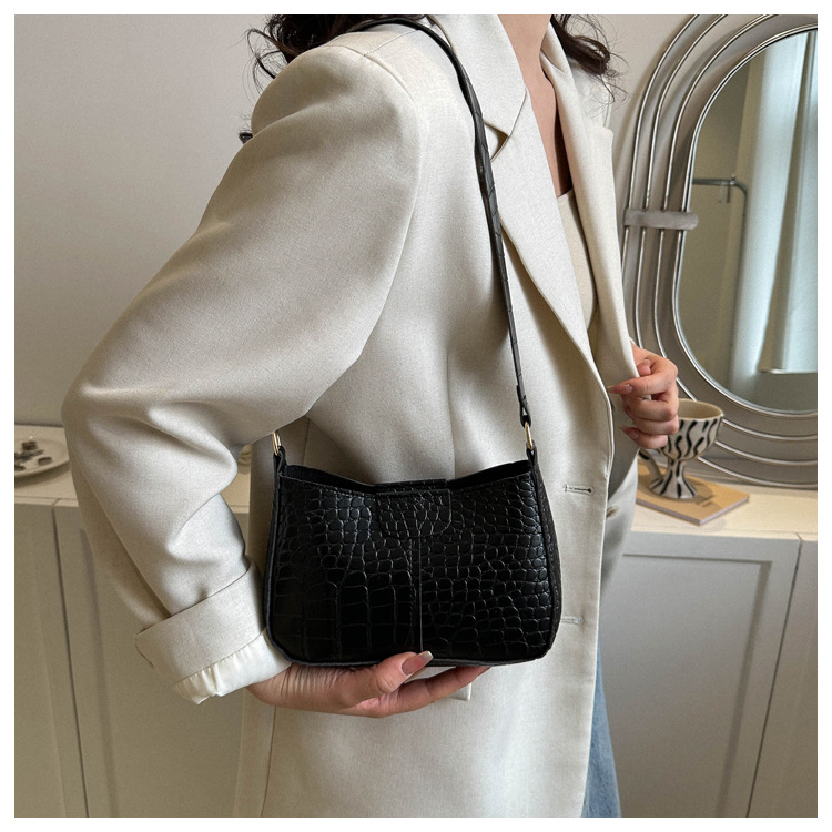 2023 Spring New Simple Trend One Shoulder Underarm Small Square Bag Net Red Fashion Temperament Commuter Bag Female_voghion.com