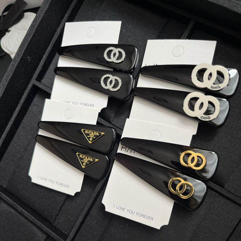 Korean-style simple solid color triangular hair clip with CC letter inlaid with diamonds, geometric trendy classic side bangs clip, alligator clip