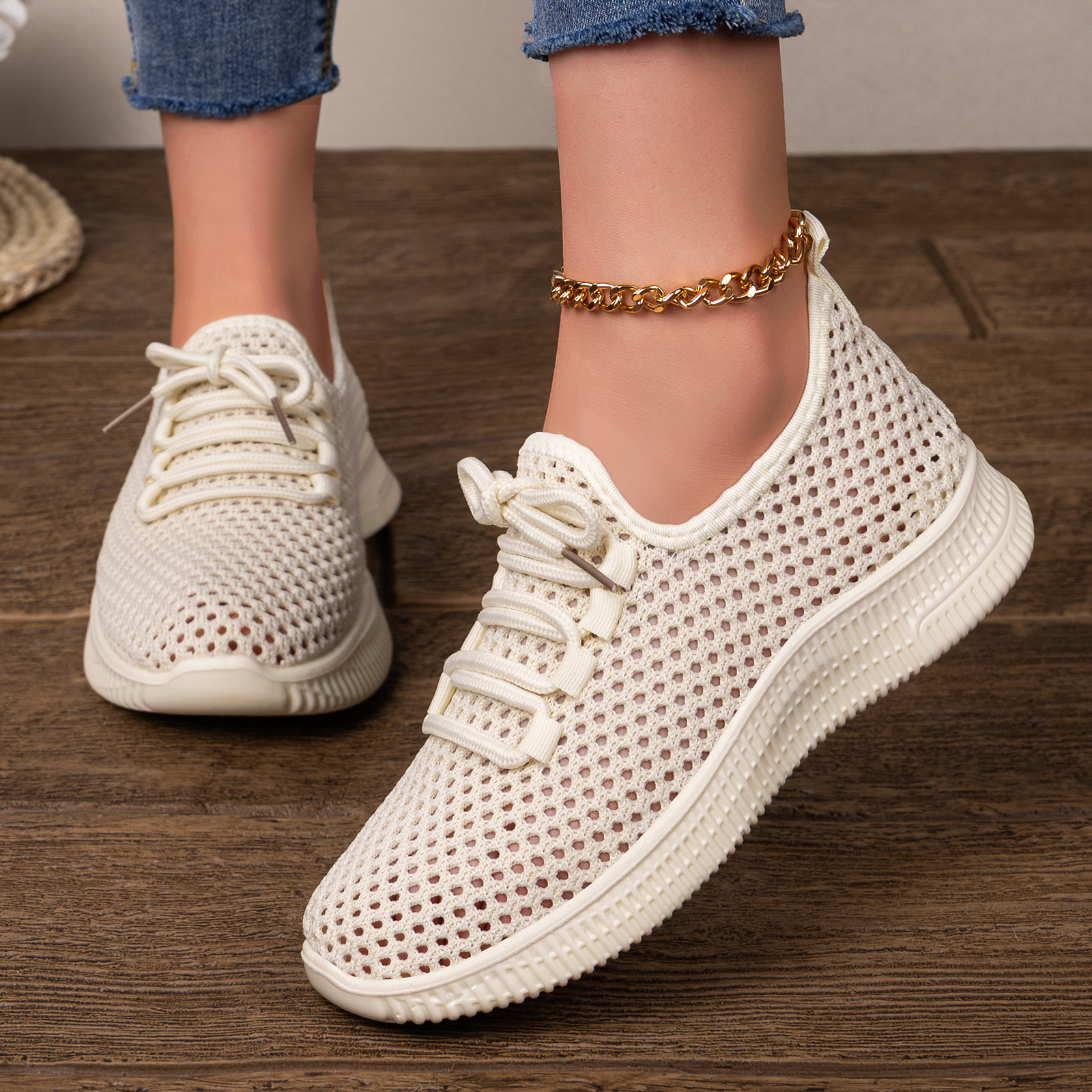 shoes for leisure with shoelaces