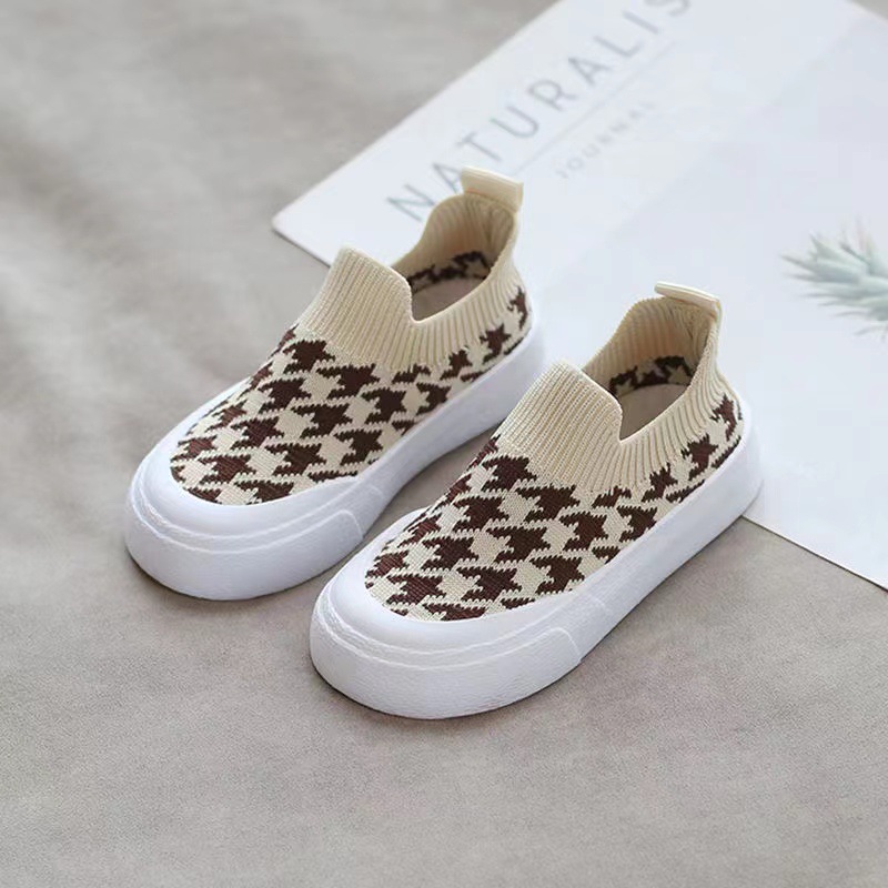 2022 a principios de otoño nuevos niños al por mayor slip-on de moda todo partido transpirable pequeños y medianos niños volando Tejido estilo coreano entrega de una pieza