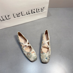 中国風の刺繍靴、スクエアトゥの浅い口のフラットシューズ、快適で多用途なフラットヒールの女性用シューズ、スカート付きのビーニーシューズ