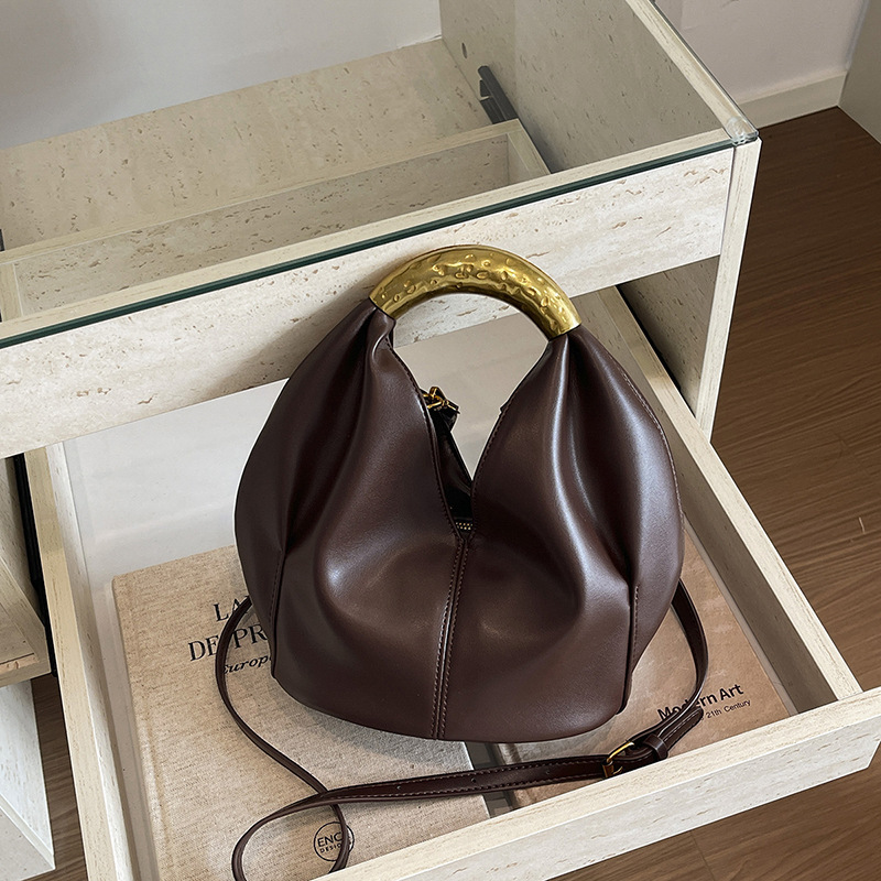Cross-border vintage pleated bucket handbag for women, 2026 new fashion versatile commuter shoulder and crossbody bag