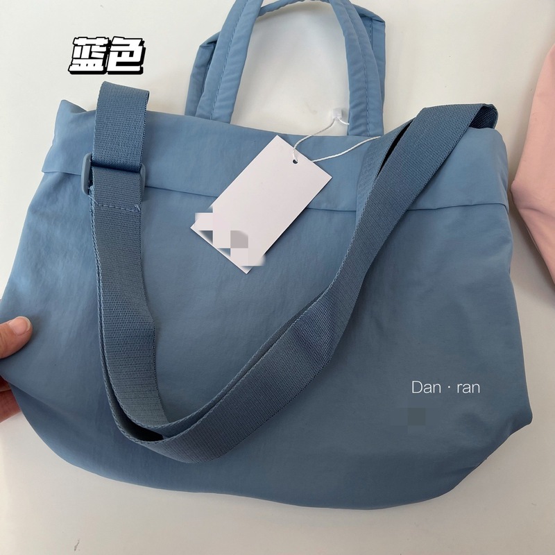 L家同モデルの四色の小さい方のカバンはファッション的なナイロンの斜めのショルダーバッグの女性のハンドバッグに合わせてカジュアルで軽いです。|undefined