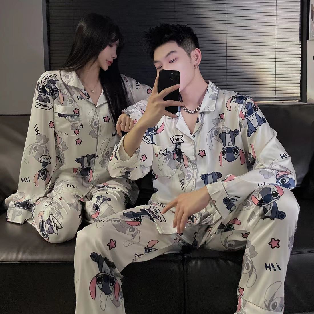 Pajamas de pareja de primavera y otoño de mujeres de hielo de manga larga delgada 2025 nuevo estilo de ropa de casa de seda para hombres