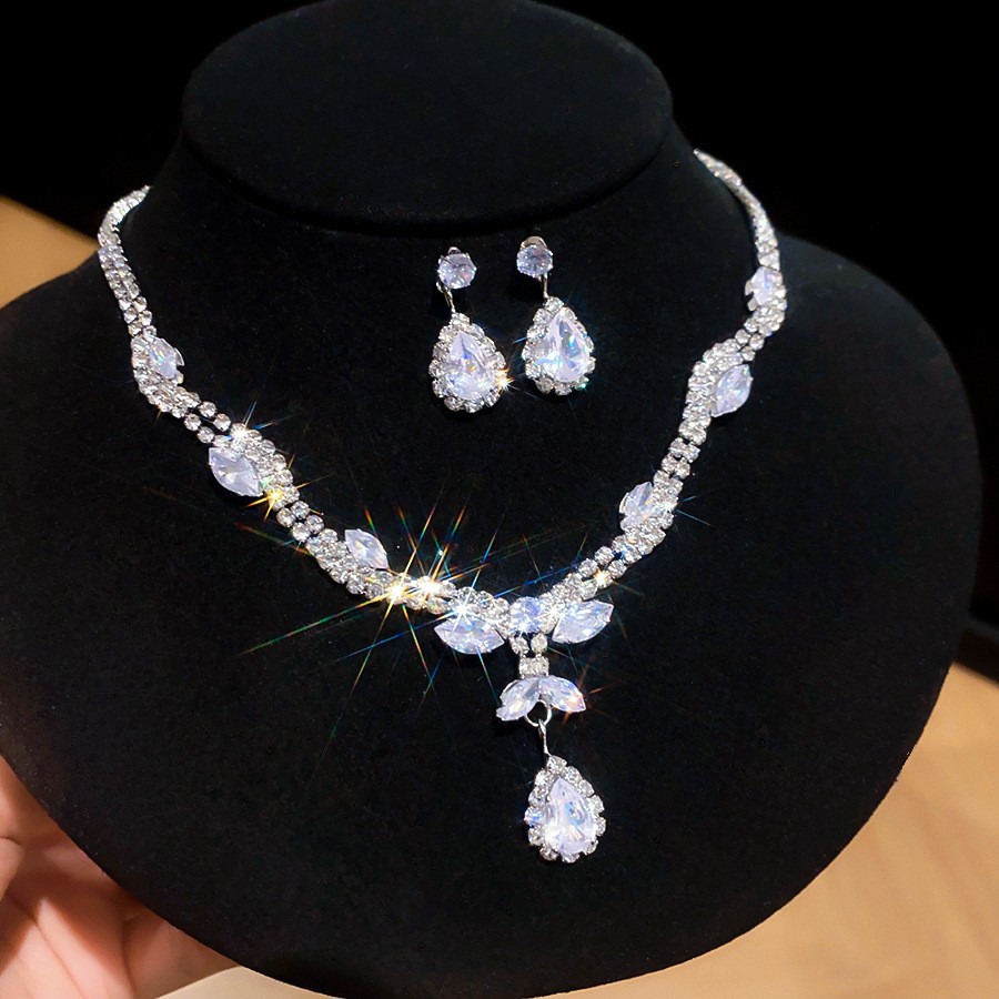 Collar de pendientes de diamantes con gotitas de agua transfronterizas europeas y americanas, colgante de moda de lujo ligero, cadena de clavícula, celebridad de Internet, joyería de alta gama, mujer