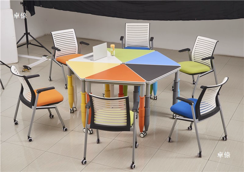 Умные классные столы и стулья Мобильный шестиугольный учебный стол Комбинированный треугольный конференц-стол Стол для обсуждений студентов