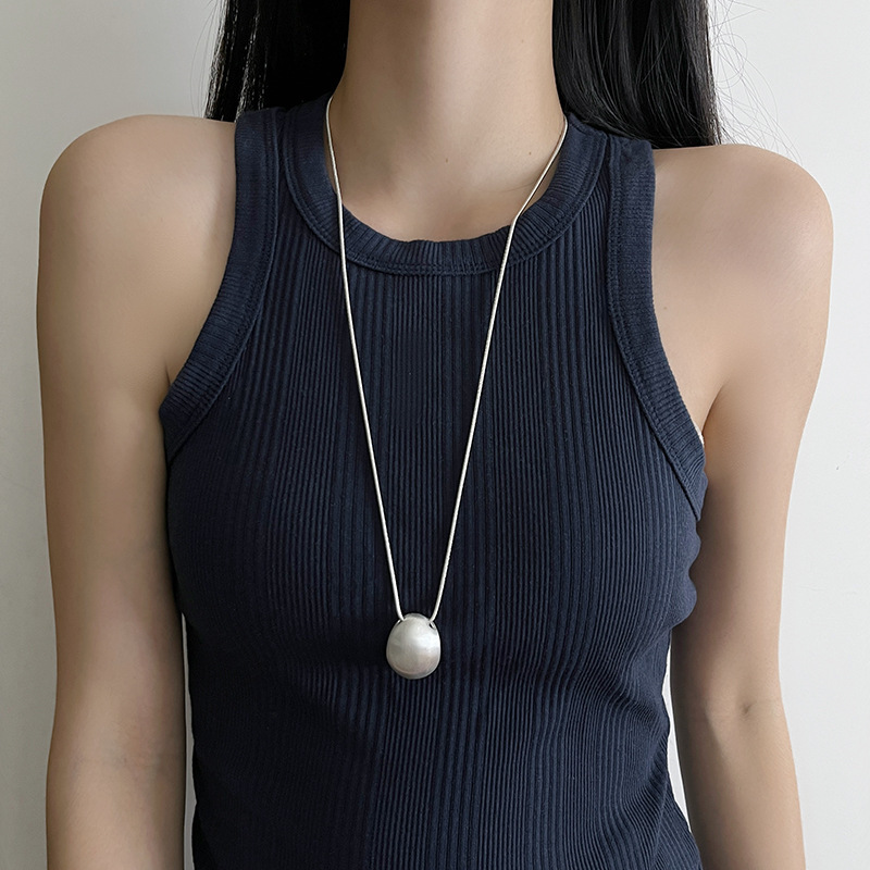 コールドスタイルのシルバーのブラッシュド加工ドロップペンダントネックレス、女性向け、ニッチなライトラグジュアリー、高級感、ロングタイプ、秋冬のセーターチェーンに万能|undefined