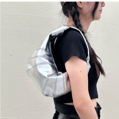 2024新款時尚潮流百搭車縫線紋路手拎手腕牛角女士真皮可頌包包