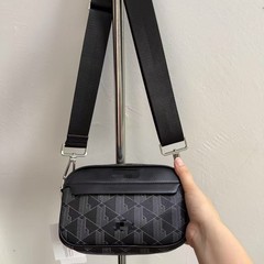 新型ファッションブランド男性カジュアルシングル肩格子皮質運動個性ファッション斜めショルダーバッグ高颜値対外貿易