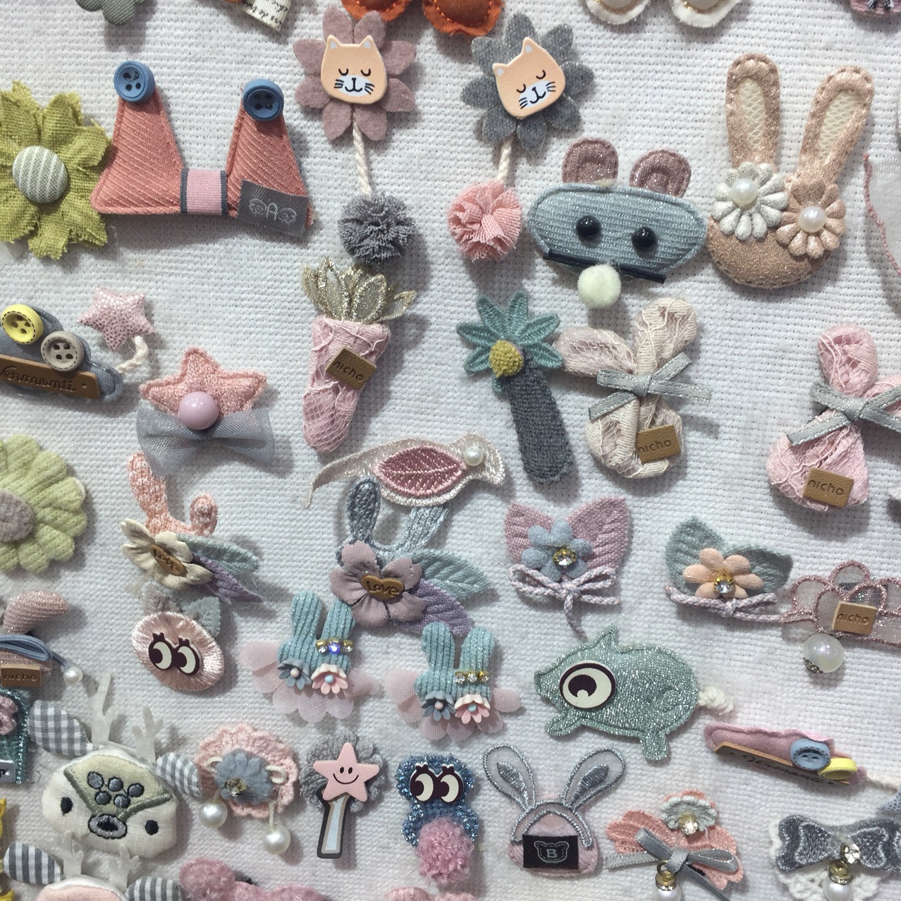 厂家直销各种布贴饰品公仔花朵蝴蝶结别针等服装箱包发饰童装辅料