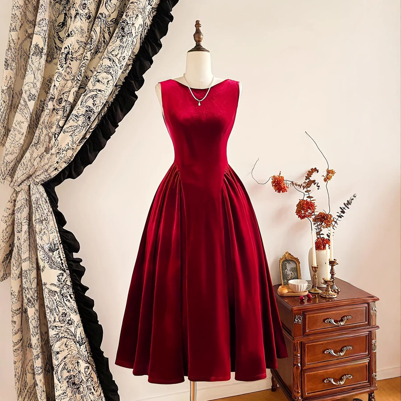 2026 Burgundy Velvet Waist-Cinching Flared Dress, Vintage Elegant Style, Velvet Texture, Christmas Evening Gown