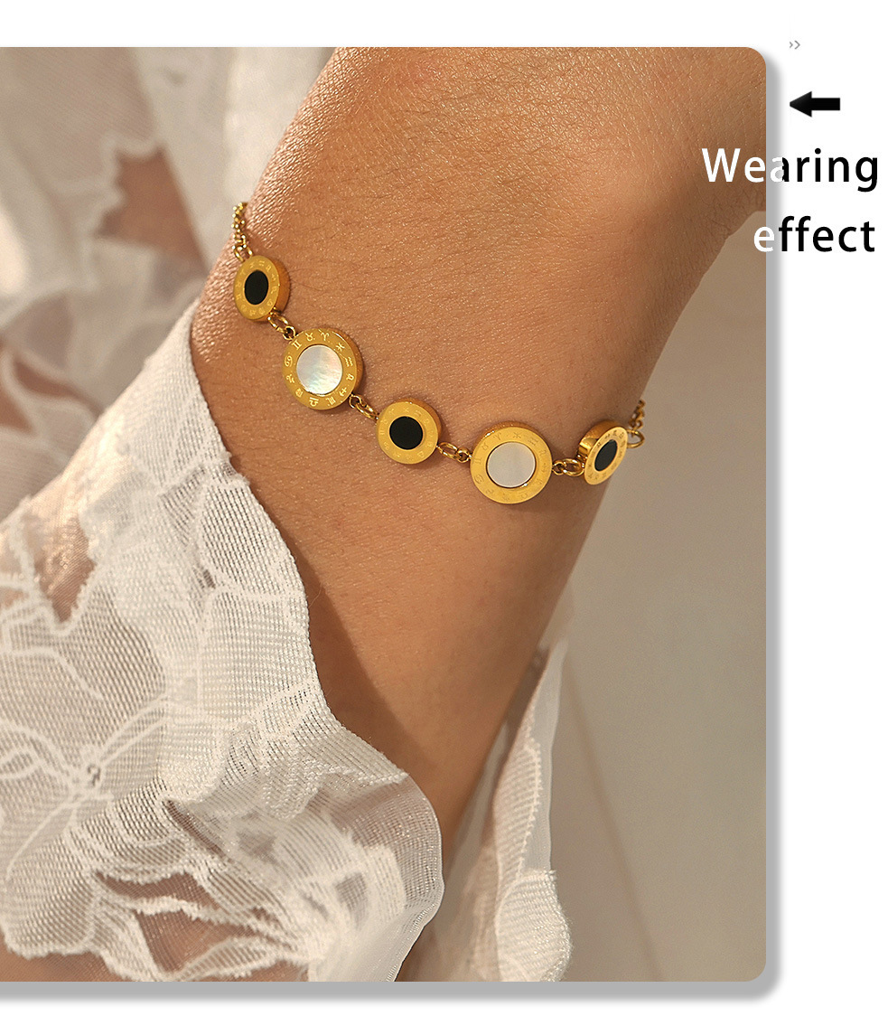 Stilvolles, einseitiges Muschelarmband mit römischen Ziffern in Schwarz und Weiß – schlichtes Nischendesign aus Edelstahl._voghion.com