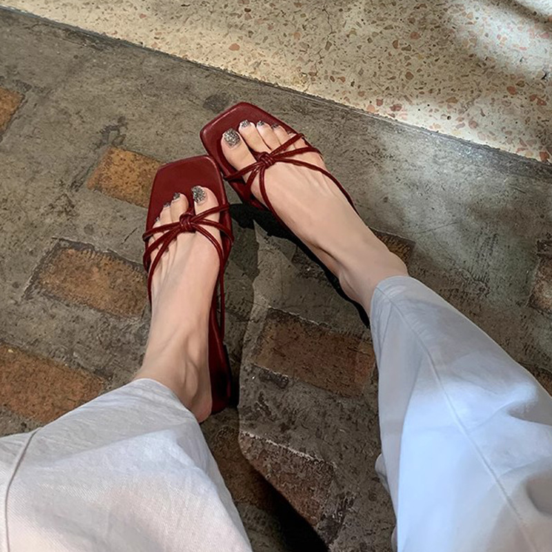 Grava Madre verano nuevo estilo francés cuadrado correa hueco clip tacones gruesos zapatillas frías para mujeres