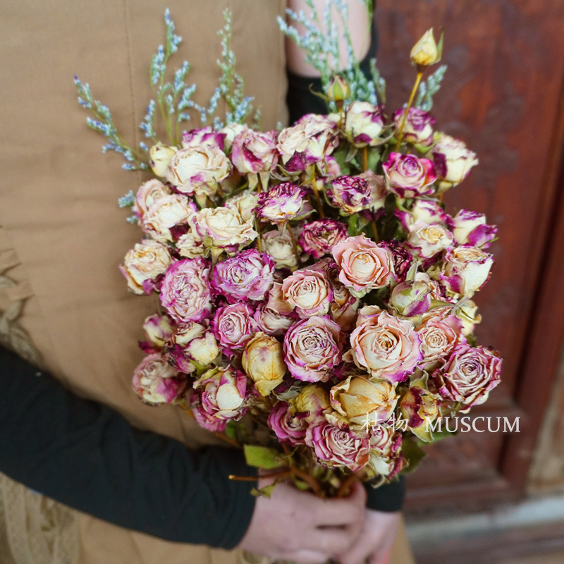 굴절거품 + 연인을 위한 무료 잔디 장미 50송이 이상