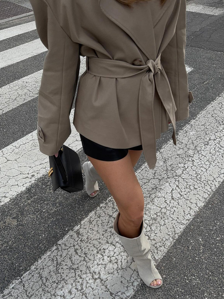 Áo khoác trench coat nữ dáng dài cổ ve, thắt eo phối đai, tay dài — Kaki chi tiết 33