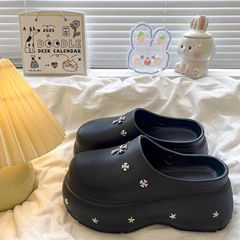 厚い底の滑り止めの頭の半分のスリッパの女性は2025新型の春を着て穴の靴のデザイン感を高めます。