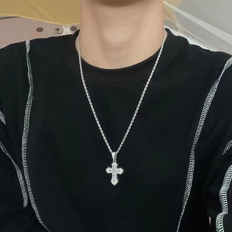 Collana con ciondolo a croce e diamanti per uomo e donna_voghion.com