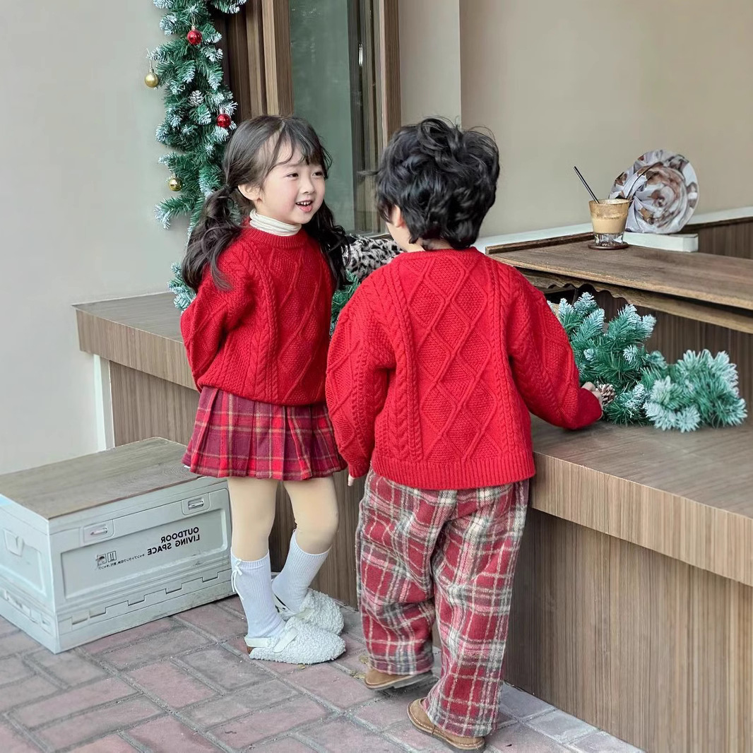 라운드넥 레트로 스웨터 + 와이드 레그 레드 체크 무늬