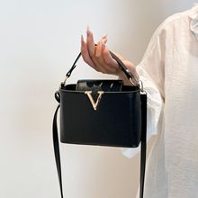 轻奢包包女2025新款V字时尚大气水桶包大容量上班通勤手提单肩斜