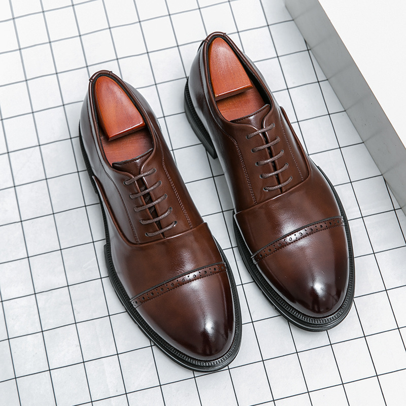 2024 zapatos de cuero brillantes zapatos de hombre estilo inglés de negocios zapatos de trabajo casuales versátiles casados zapatos de hombre