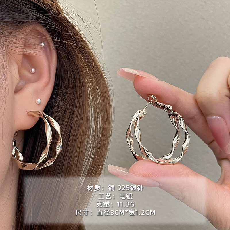 2025 nuevo estilo verano de moda anillo plateado círculo negro círculo fino temperamento europeo y americano aretes dorados de todo fósforo