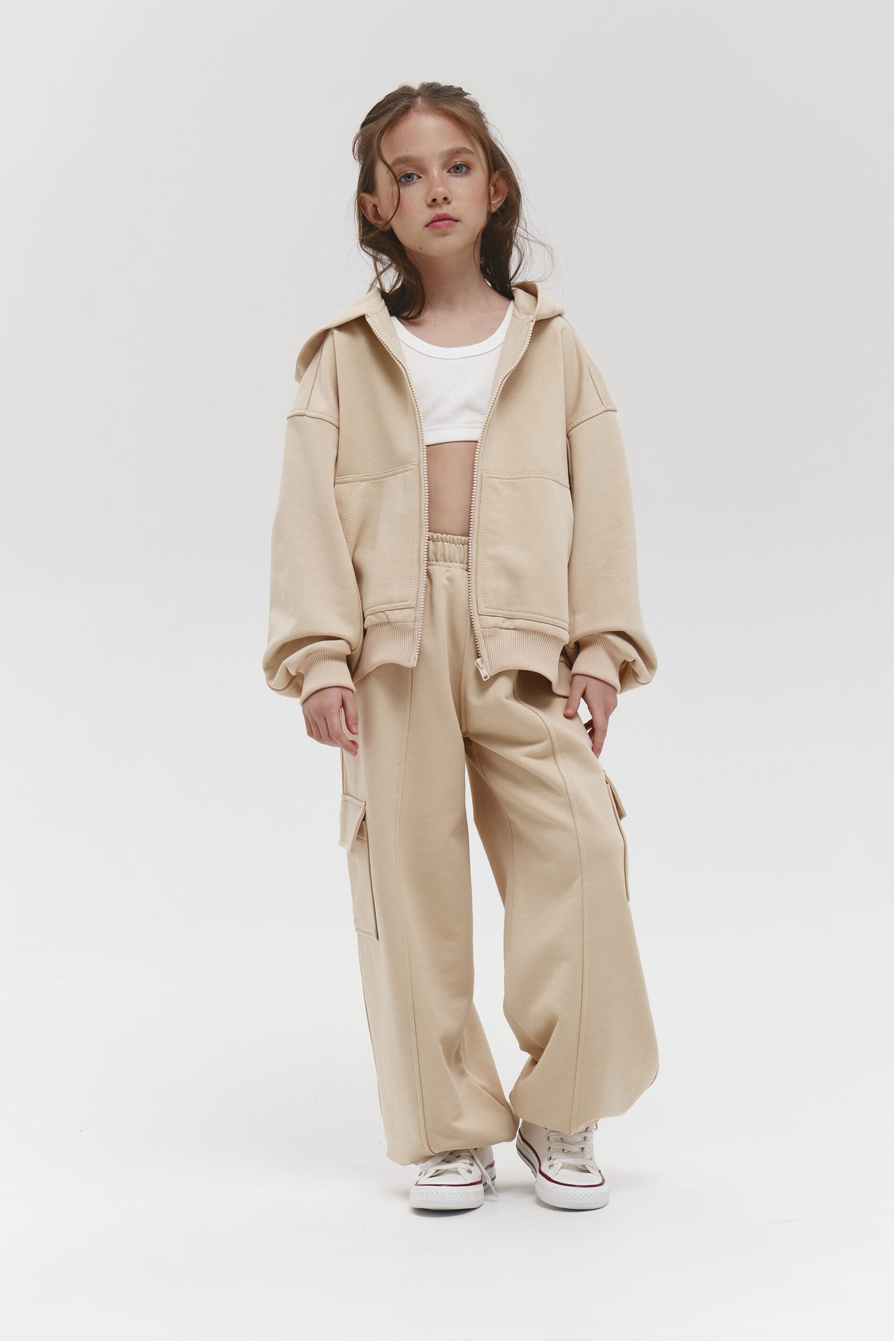 Barnjacka med huva och dragkedja i enfärgad casual stil_voghion.com