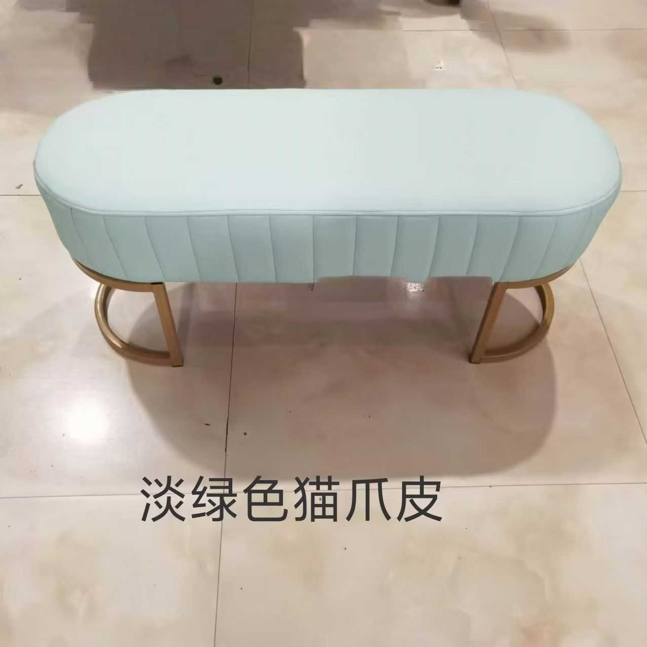 황금빛 발 + 연한 녹색 고양이 긁힌 피부