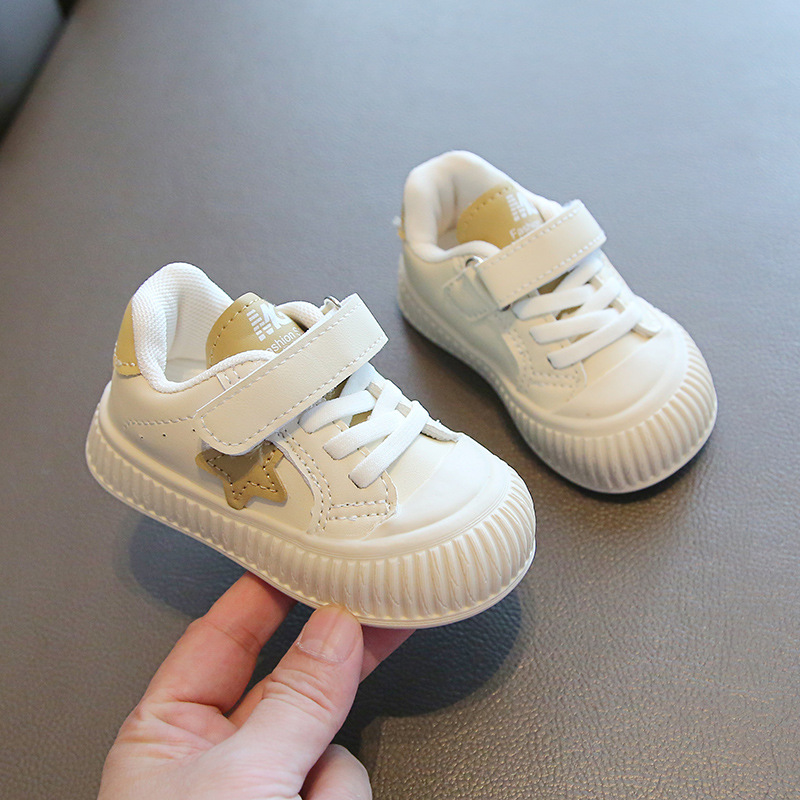 Beebikevadised ja sügisesed beebipehmed tallad, libisemiskindlad üksikud väikesed valged kingad, nahkpind, lastejalatsid_voghion.com