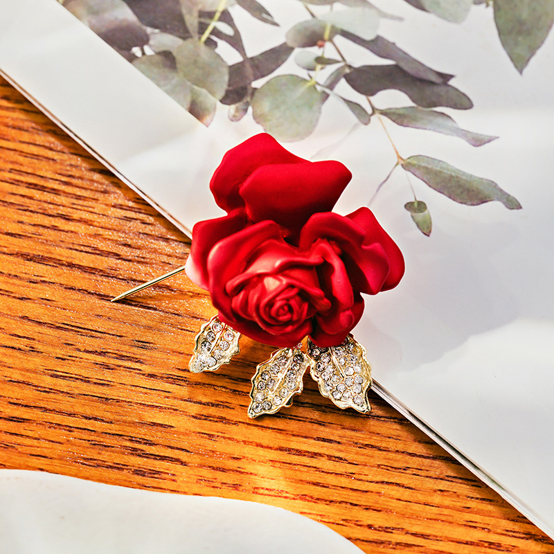 Nuova spilla elegante e raffinata con fiore di rosa e camelia rossa intarsiata con diamanti, accessorio per abito da donna._voghion.com