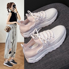 春の女性靴は同じファッションのファッション靴の厚い底のカジュアルシューズの子供の飛織の通気ネットの運動靴の女性を生放送します。