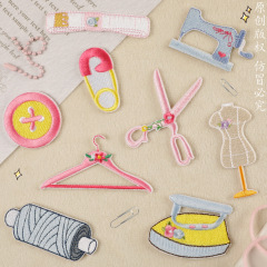オリジナルの自己貼り付け刺繍貼り付けアニメハサミミシンパッチ服帽子アクセサリー刺繍マークパッチ貼り付け