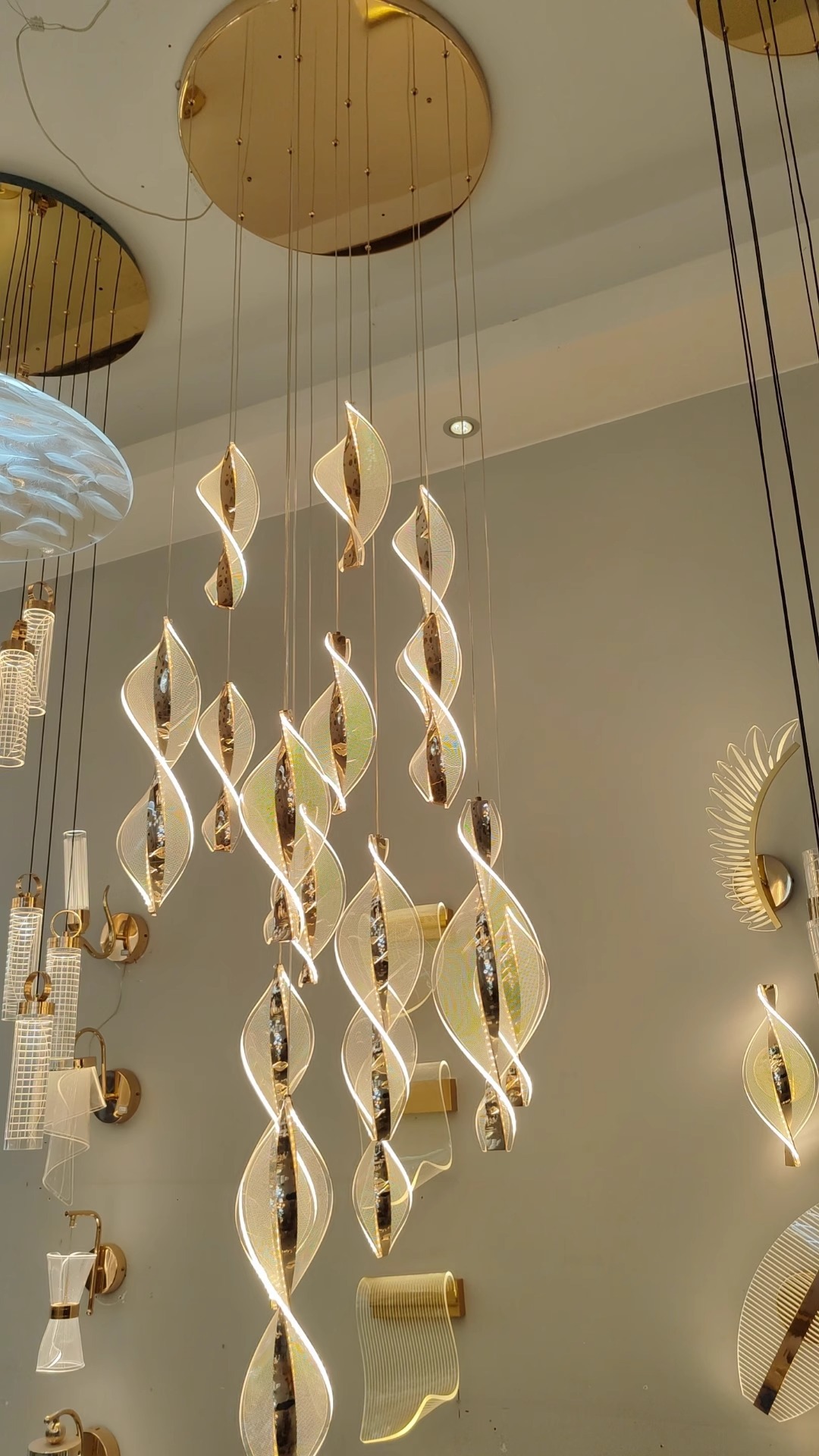 Lámpara de hotel a gran escala, araña de cristal personalizada, lámpara de cristal artesanal, lámpara de cristal en forma de pez, lámpara de Zhongshan, araña grande