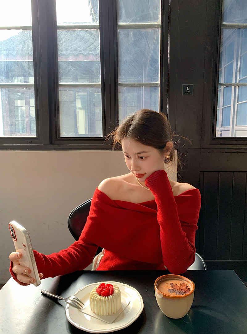 優しい雰囲気のワンショルダーニットセーター、レディース春物長袖、高級感のある柔らかく上品なデザイン、赤色のオフショルダーセーター