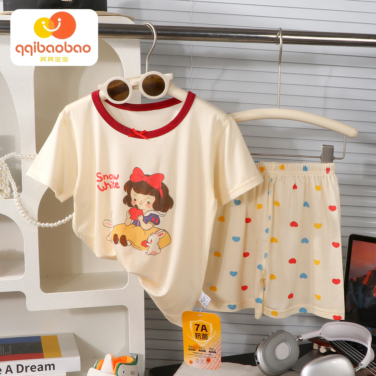 Conjunto de verano de pantalones cortos de manga corta de lyocell para niños y niñas, ropa de dibujos animados con efecto refrescante para niñas.