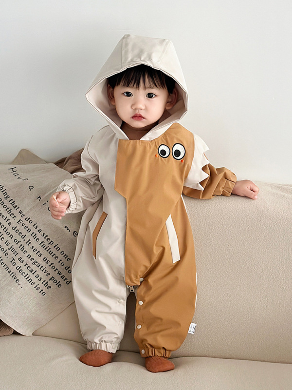 春のタイプの男の子は左右に突撃服をつなぎ合わせます。|undefined