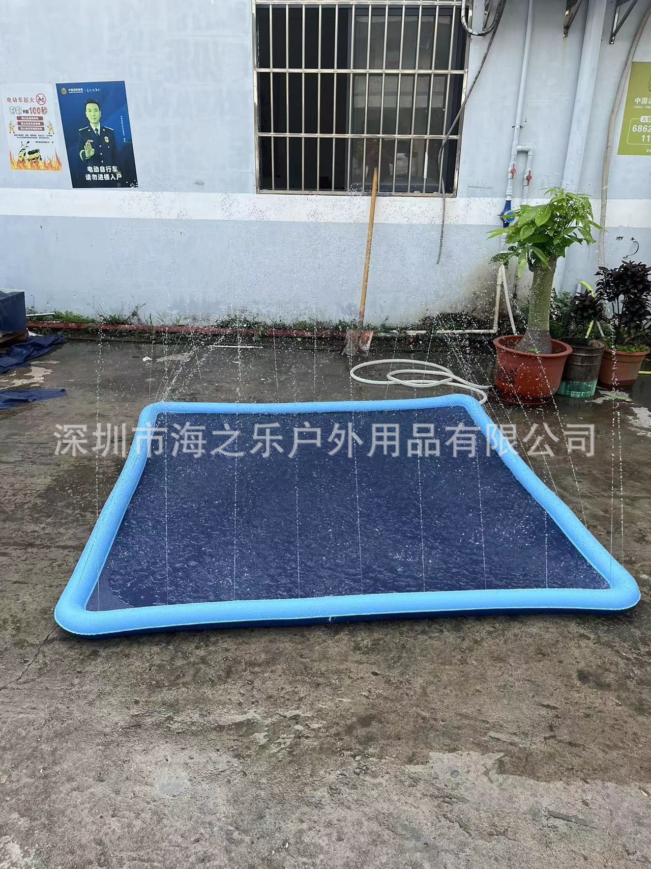 Fábrica en stock PVC infláble sprinkler cojín para niños sprinkler mascotas letras delfin infláble conveniente patio al aire libre