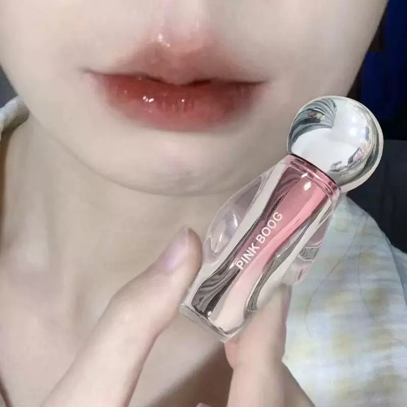 Бальзам для губ? actually lipstick mirror effect? The input: "Bulb, moisturizing lip gloss contains rose, lipstick, mirror effect, does not fade" Translate preserving meaning and format: [Type of product] + [Brand] + [Model] + [1–2 key product features] but we lack brand/model. We should keep similar: